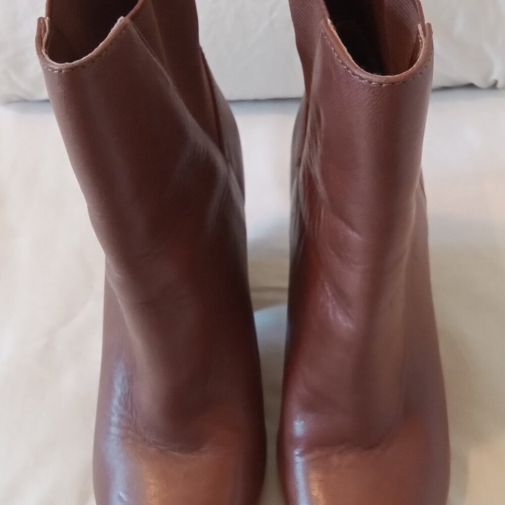 Women' s heeled, BCBGeneration, ankle boots, brown, size 6M.